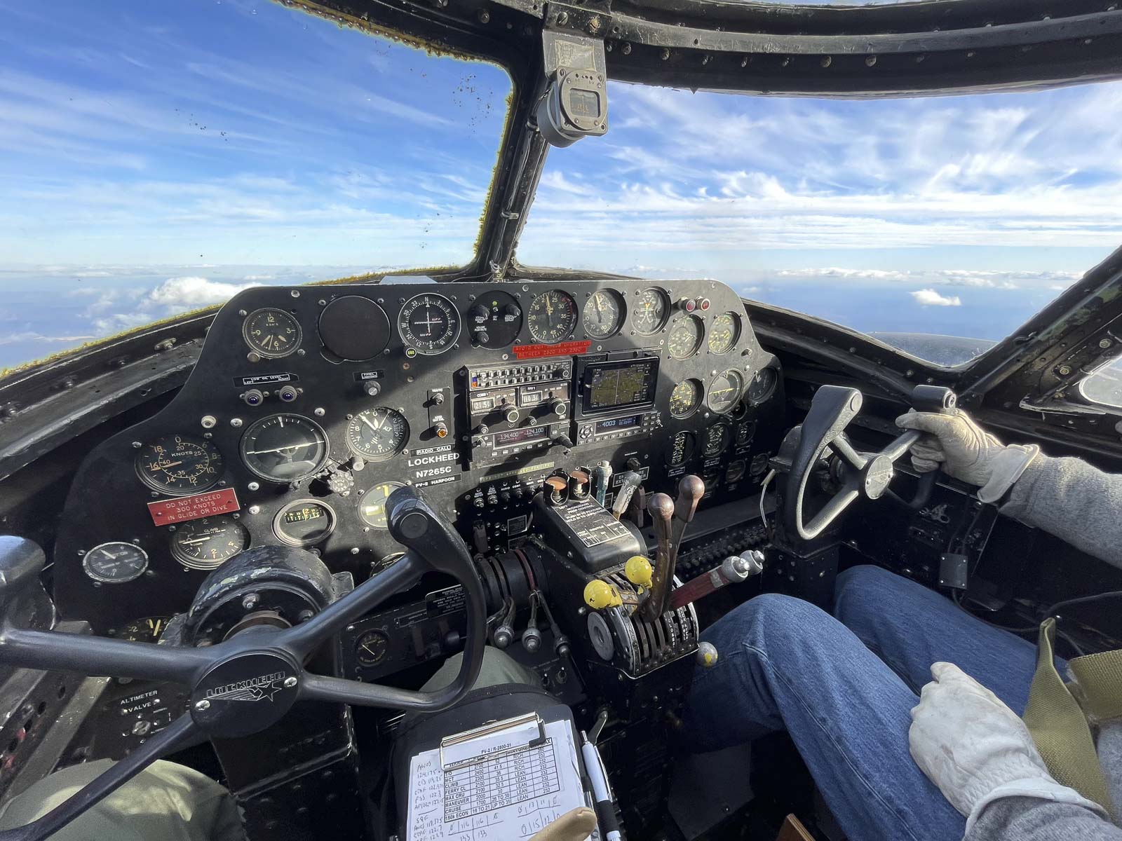A mão direita do copiloto Jeff Sickel está nos controles enquanto Glen Matejcek registra o momento logo depois do Harpoon cruzar para a Virgínia em seu voo de entrega ao Military Aviation Museum. (imagem por Glen Matejcek)