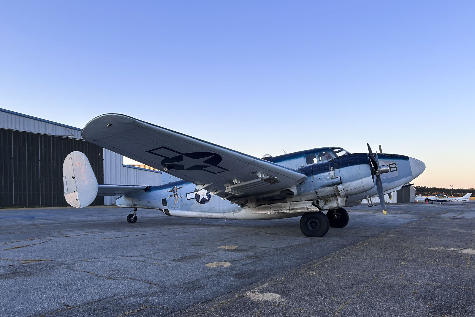 Glen Matejcek e a equipe da AMHF a bordo do Harpoon logo após o desligamento dos motores em frente ao hangar do Fighter Factory no Suffolk Executive Airport, tendo acabado de completar o voo de quase 700 milhas desde Indiana em 1º de novembro de 2025. (imagem por Sid  Barteau)