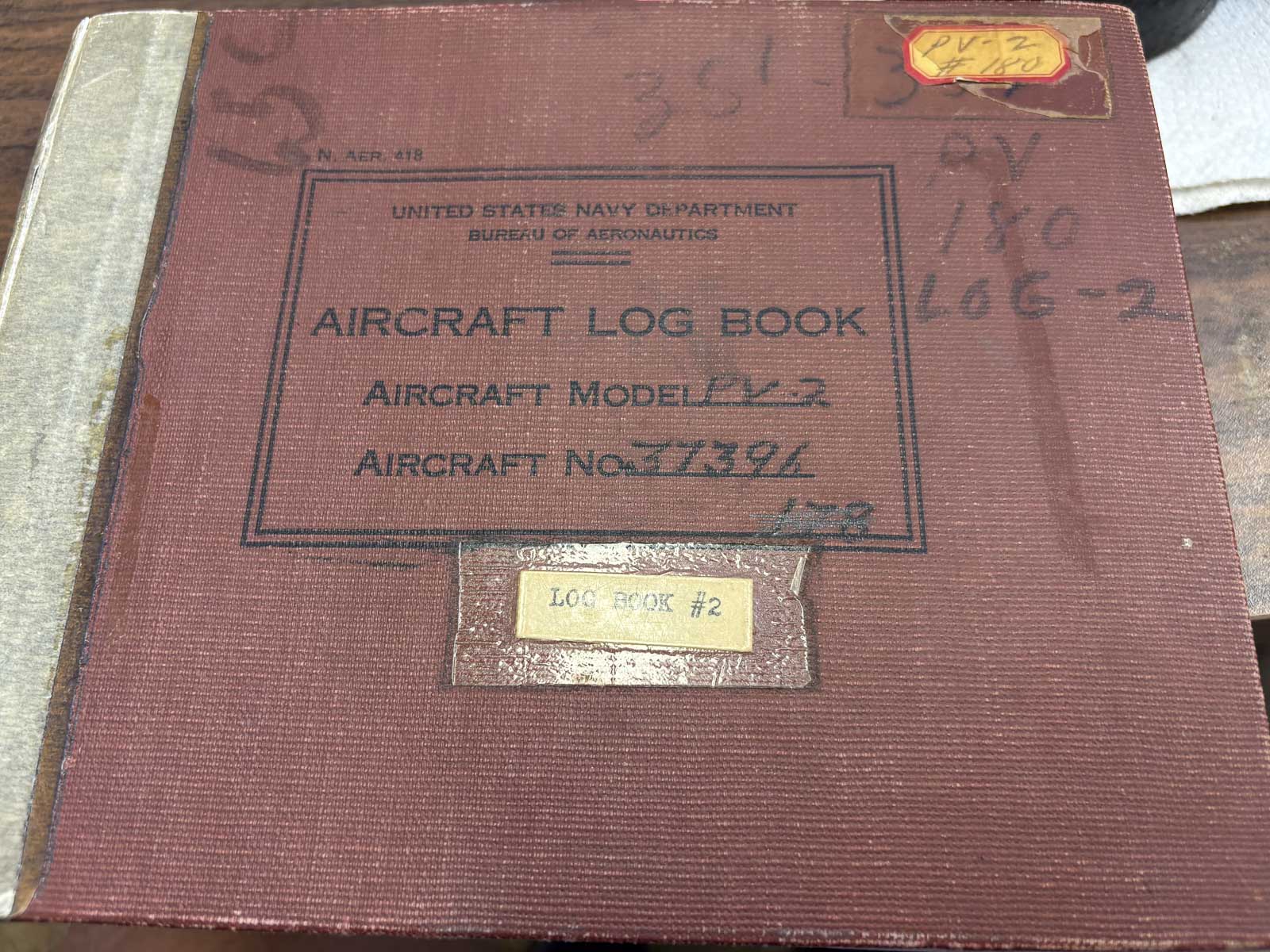Embora nosso recém-adquirido Harpoon obviamente tenha um livro de registro moderno para cobrir suas operações civis, o livro de registro original da Marinha dos EUA também veio com a aeronave. Isso é uma situação incrivelmente rara, já que tais documentos geralmente eram destruídos quando a aeronave era baixada do inventário. Será um tesouro de informações sobre toda a manutenção e modificações da aeronave durante sua carreira de serviço, onde esteve baseada, bem como os registros catalogando cada voo que a aeronave fez, os destinos envolvidos e quem estava no comando. Isso renderá excelentes matérias no futuro. (imagem por Keegan Chetwynd)