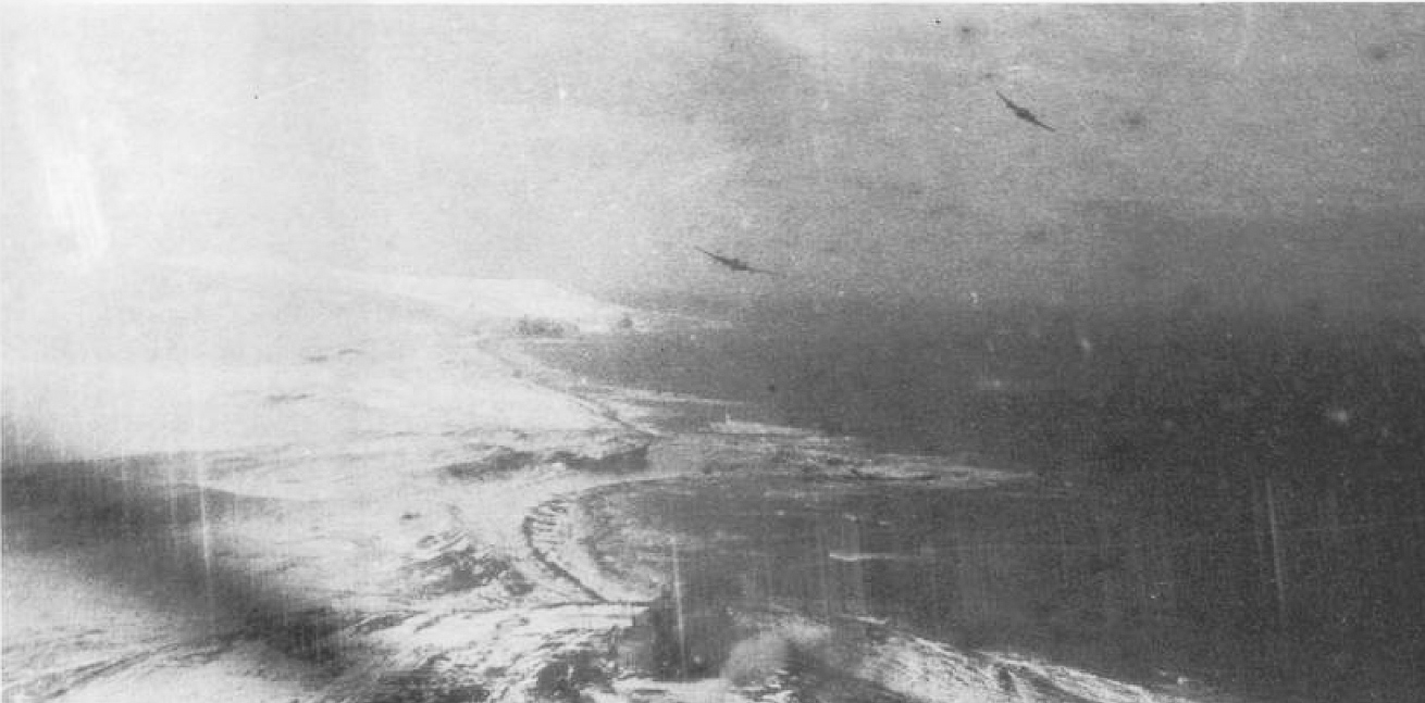 Uma foto granulada a partir da cabine de um Harpoon do VPB-139 mostrando outras duas aeronaves da unidade durante um ataque com foguetes contra navios japoneses nas Ilhas Curilas. A neve e a baixa visibilidade nessa cena são características típicas das condições de combate que as tripulações do Harpoon enfrentaram durante a Thousand Mile War. (imagem via National Archives)