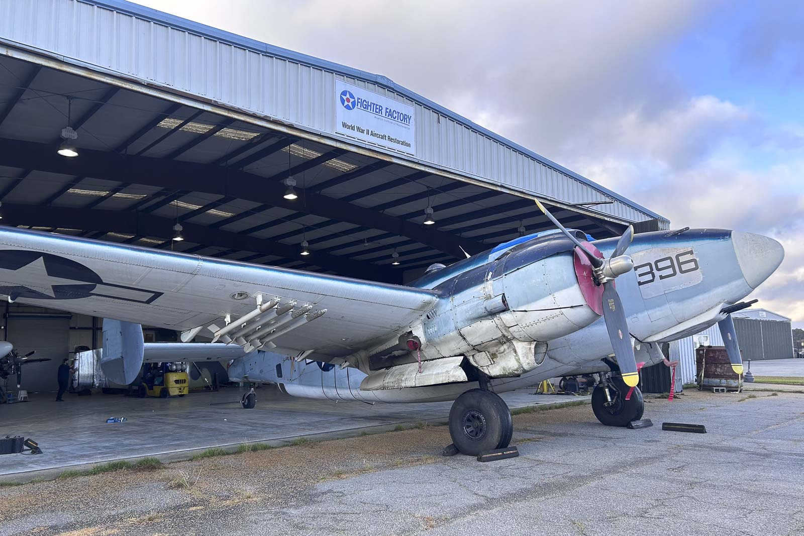 A equipe do Fighter Factory colocando o Harpoon para descanso em seu hangar no Suffolk Executive Airport. (imagem por Sid Barteau)